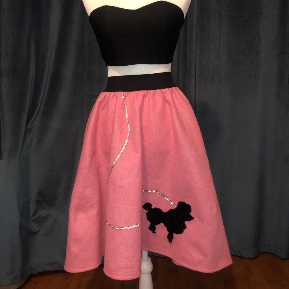 Cute 1950’s poodle skirt. Grease, Monroe, pin up!